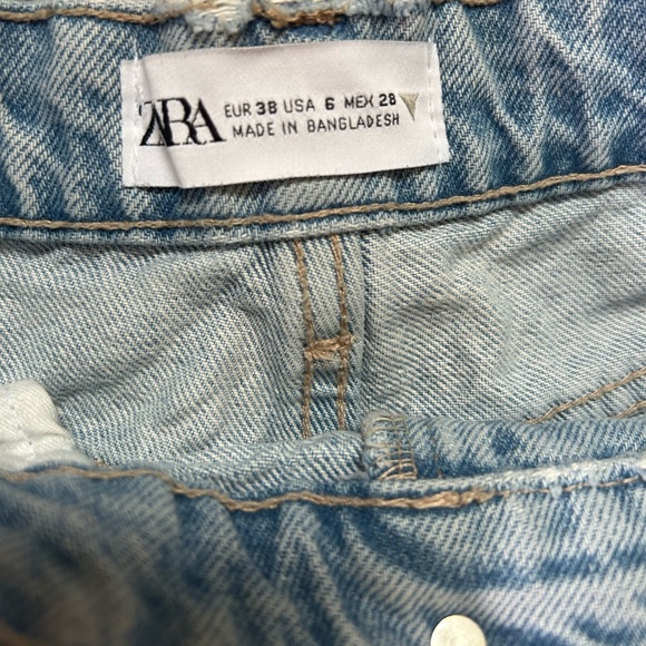 Zara Distressed Denim Shorts Women’s Size 6 - Picture 2 of 3